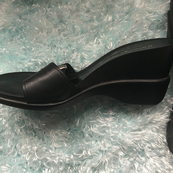 NEW Wedge Sandal - Picture 3 of 4